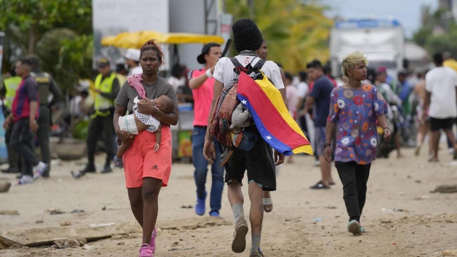 Migrantes en la frontera entre Colombia y Venezuela