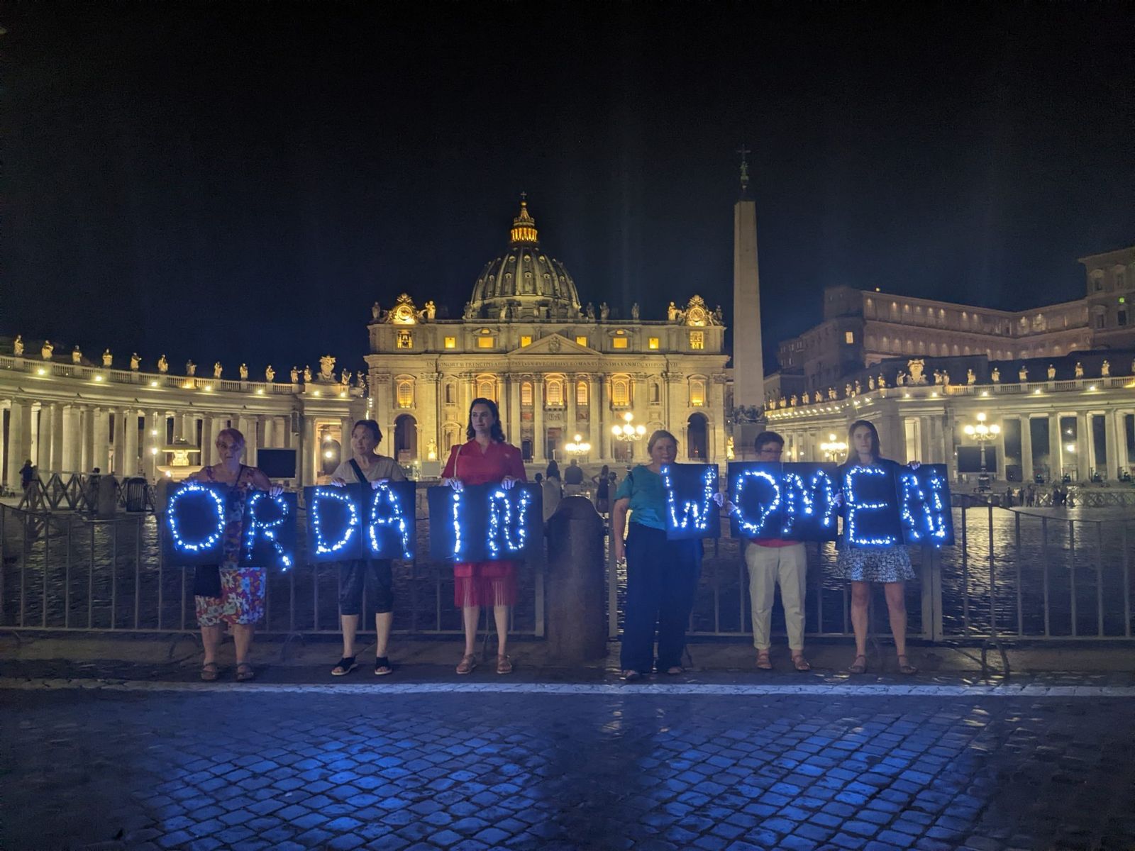 Concentración en el Vaticano a favor de la ordenación femenina