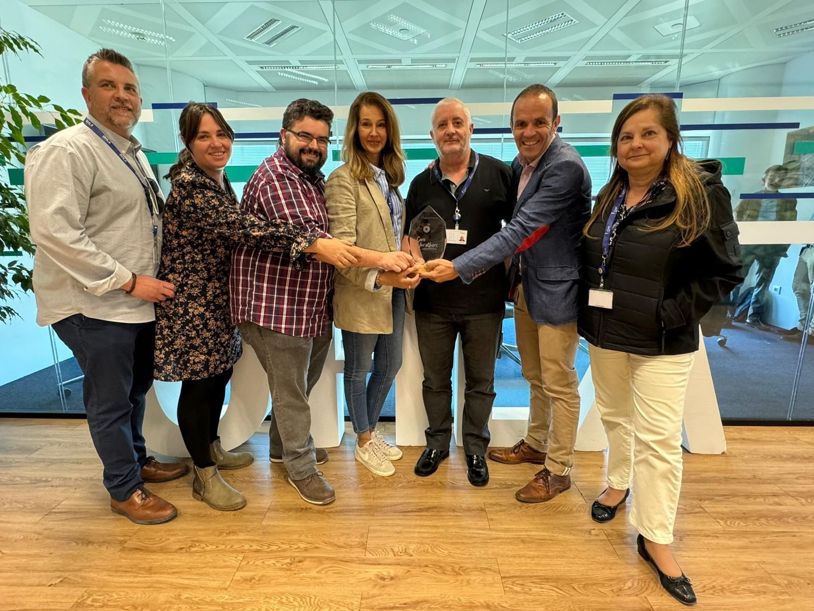 Miembros de Elsan con el premio Care for Others