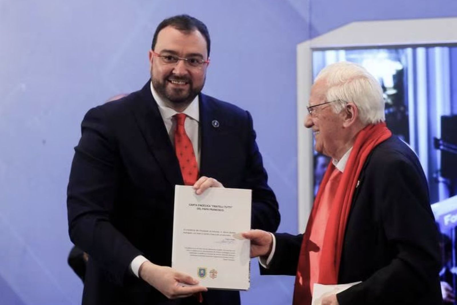 El padre Ángel, con Adrián Barbón