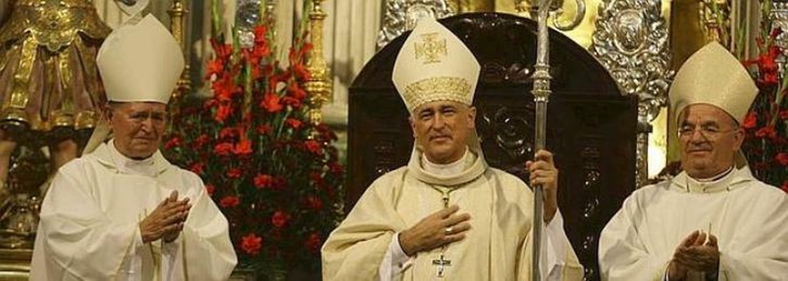 Rafael Zornoza, flanqueado por Antonio Ceballos y el nuncio Fratini