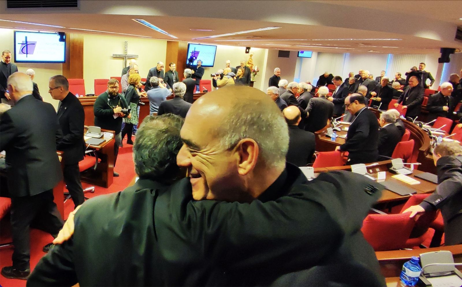 Abrazos en la inauguración de la Plenaria