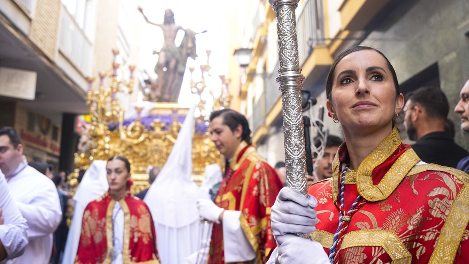 Hermandad de la Resurrección a su paso por la Campana, en Sevilla