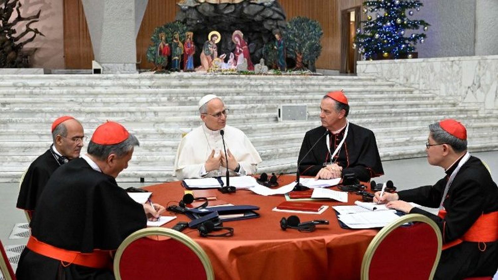 Y proseguirán las conversaciones.  Se concluye el consistorio extraordinario de mesas redondas, una innovación inspirada por el papa Francisco cuyo espíritu se palpa en el aula consistorial