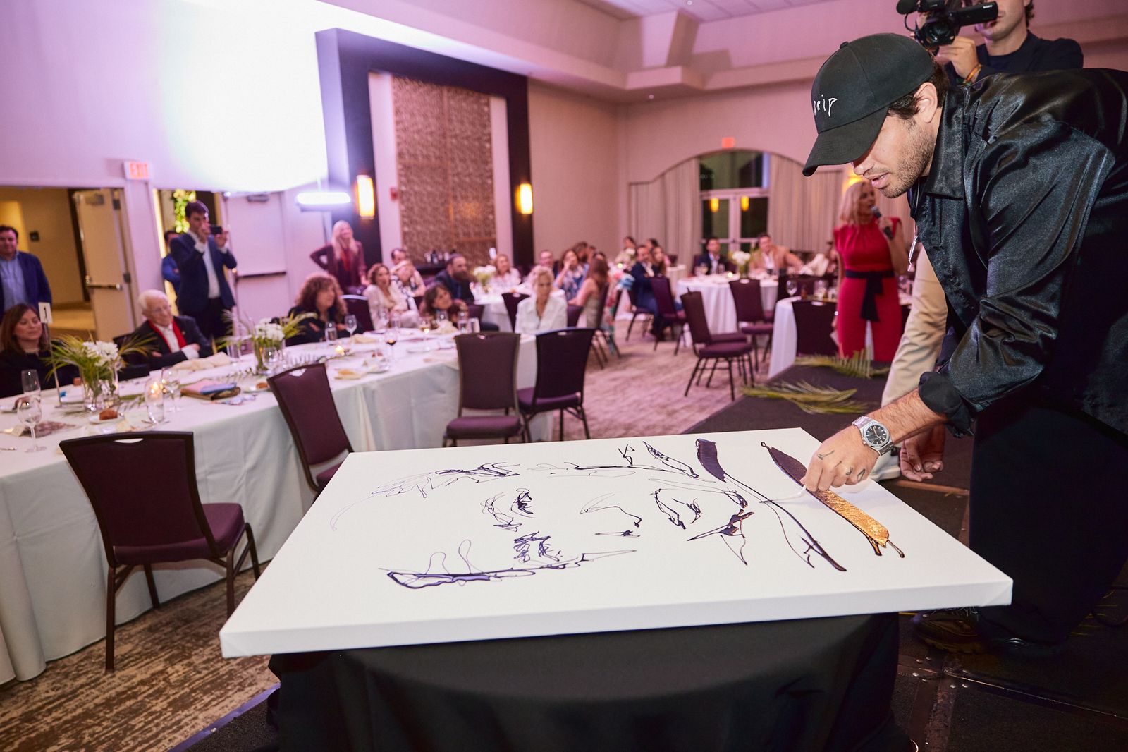 MDRIP pintando en vivo la obra que sería subastada