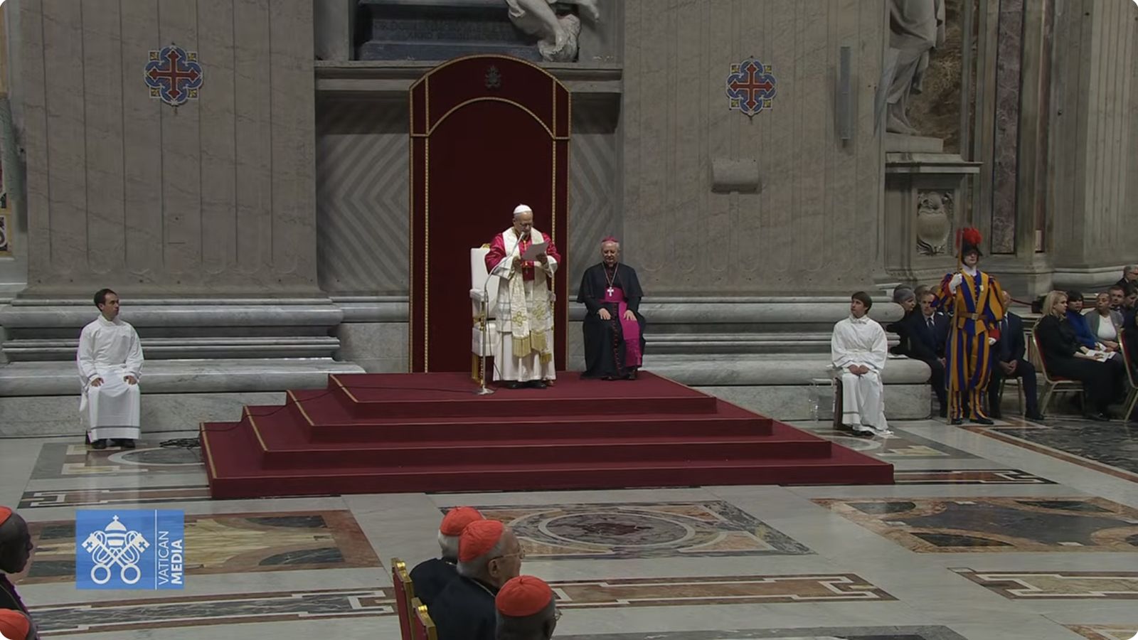 León XIV, en San Pedo durante la vigilia por la paz
