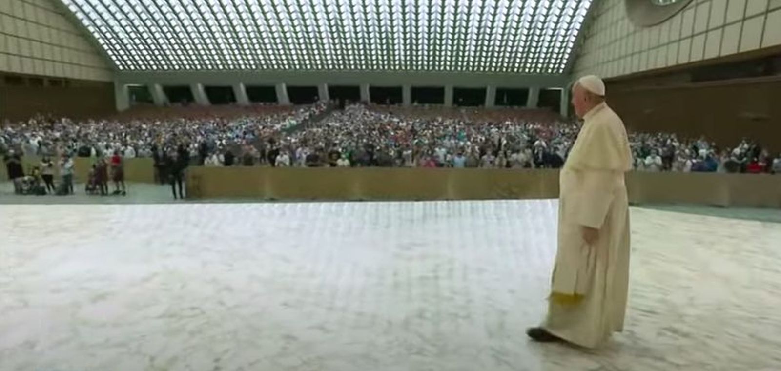 El Papa saluda a los fieles en el Aula Pablo VI