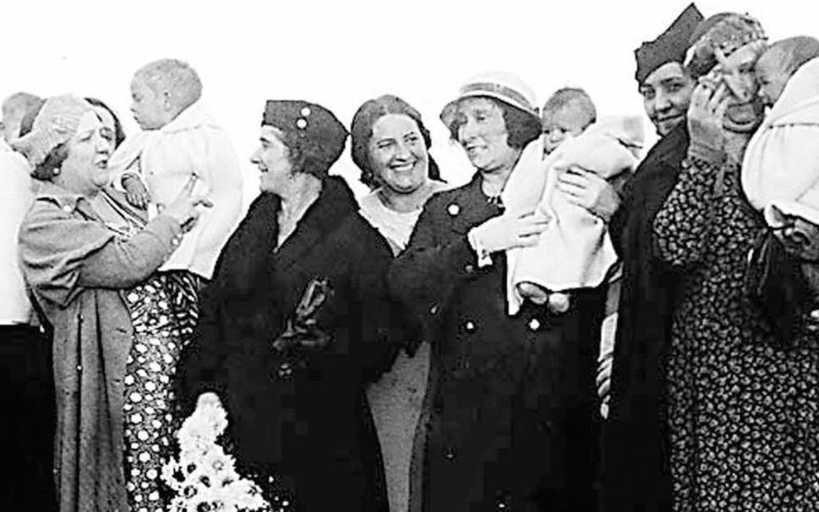 Clara Campoamor, con las directivas de la Unión Republicana Femenina en el grupo de cunas de Vaciamadrid