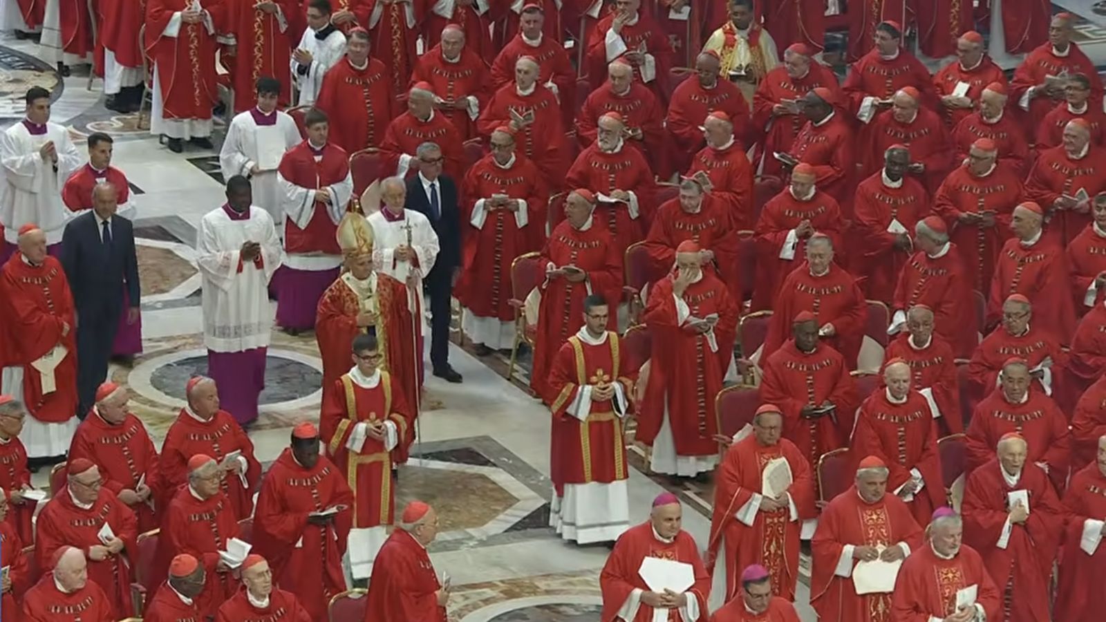 El Papa, en la procesión de entrada a la misa de imposición de palios