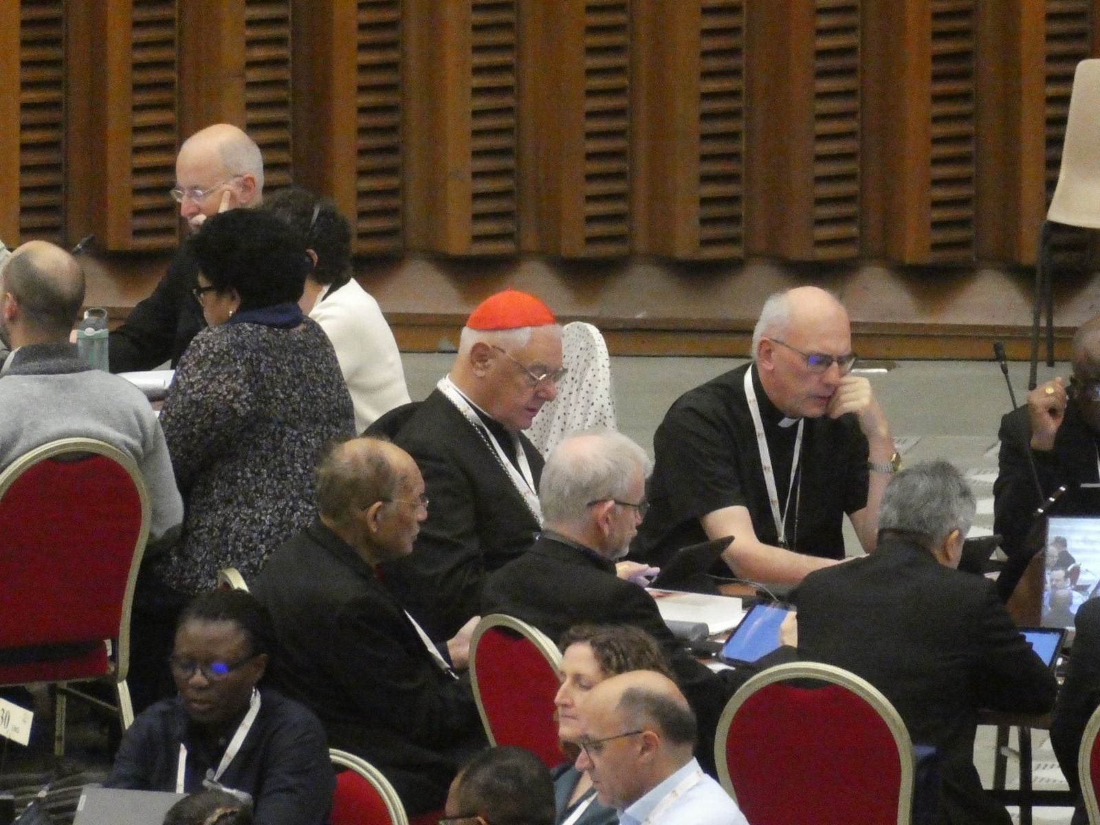 Müller, en el Aula Sinodal. A su lado, el cardenal Gracias. Tras él, James Martin