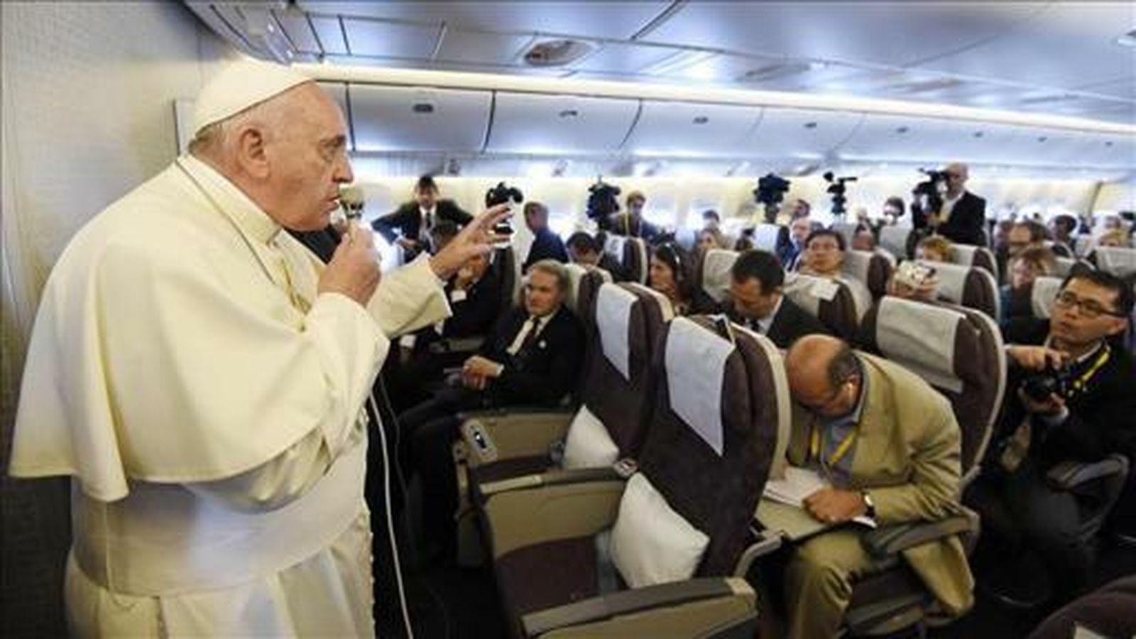 Francisco, con los periodistas a bordo