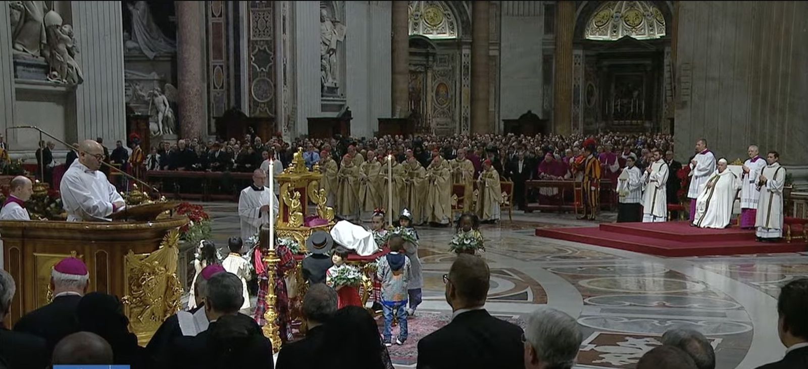 Los niños adoran al niño Jesús