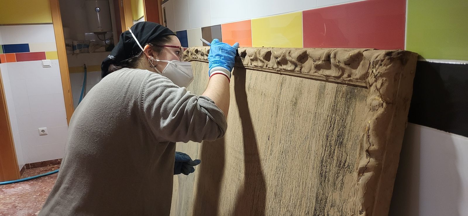 Elena restaurando cuadro