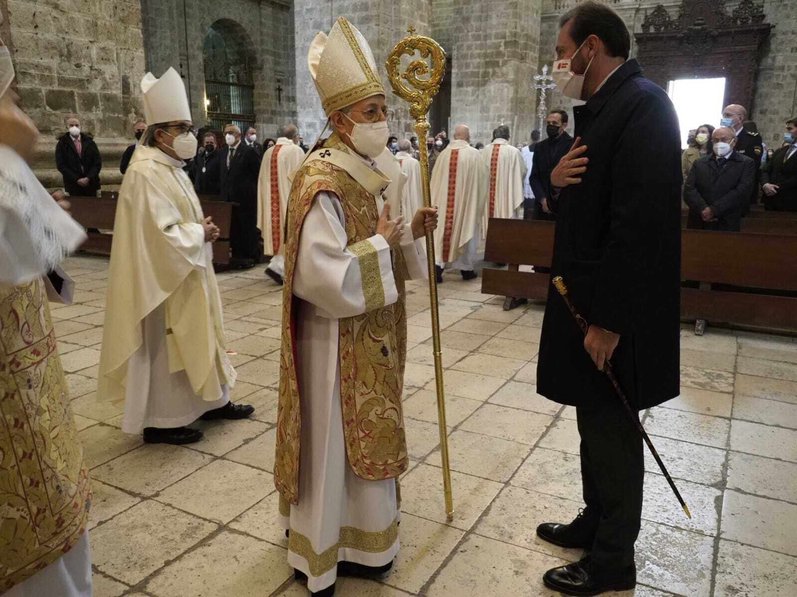 Blázquez, junto a Argüello, saluda el alcalde de Valladolid, Óscar Puente