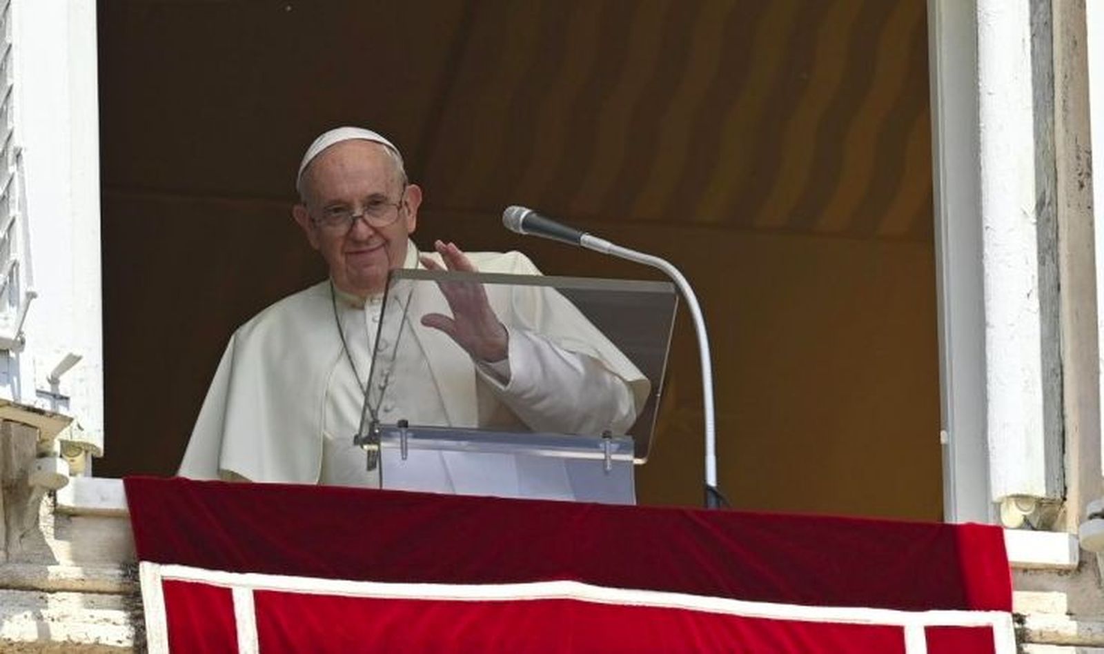 Francisco saluda desde el balcón