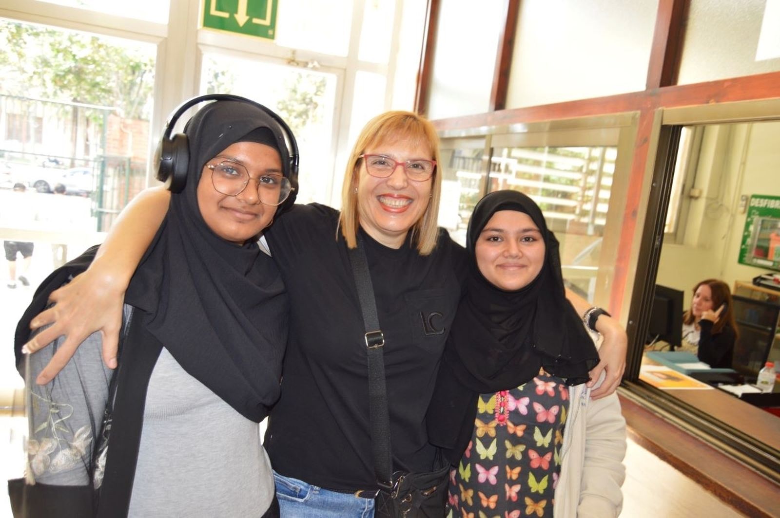 Cristina Steegmann y alumnas del IES Eugeni d'Ors de Badalona