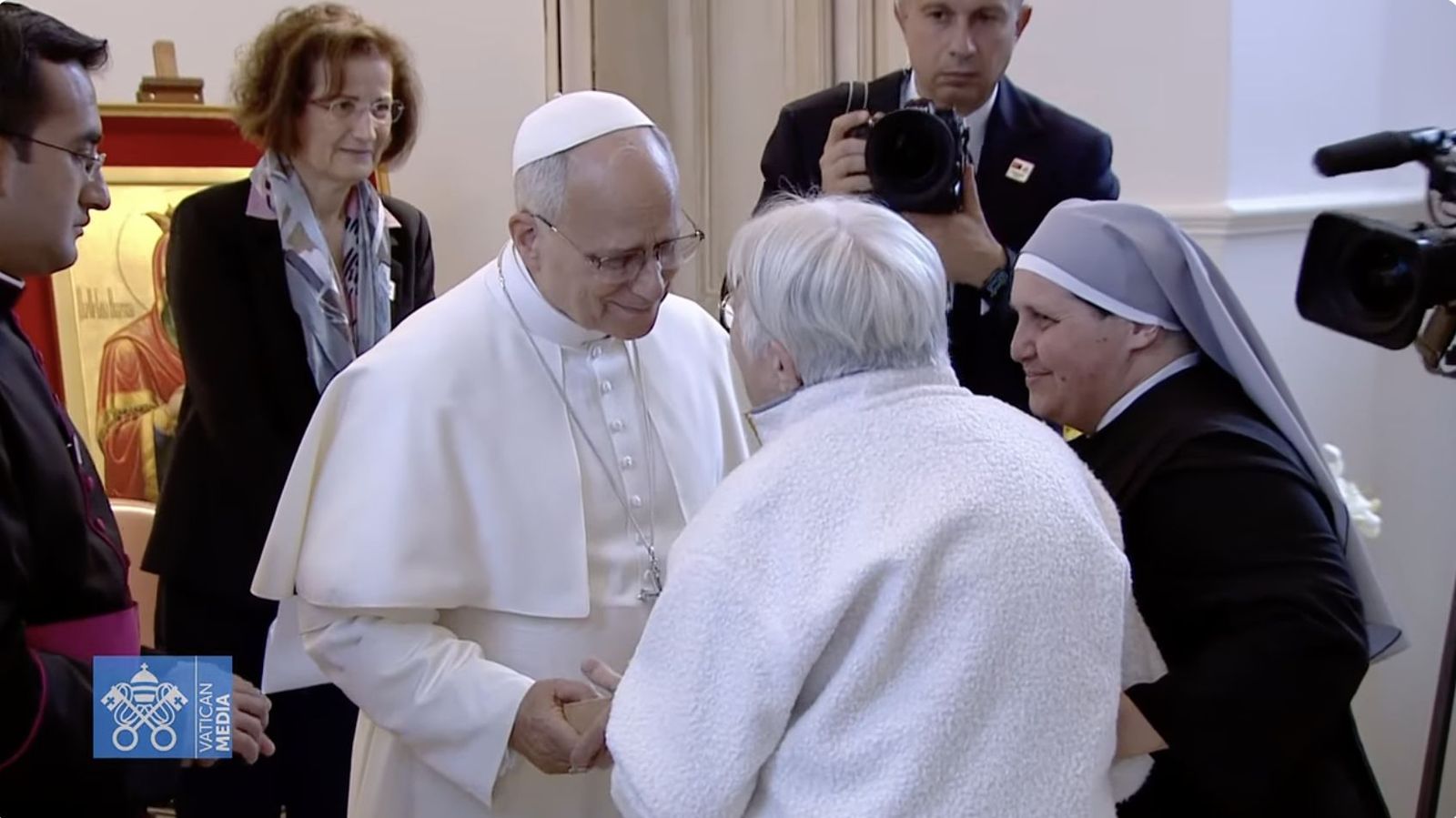 El Papa escucha a una de las ancianas