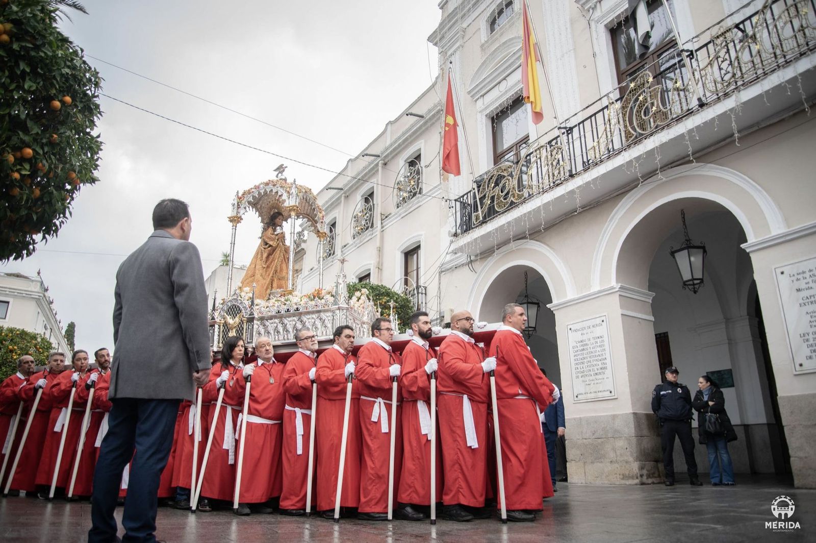 Procesión con la imagen de Santa Eulalia
