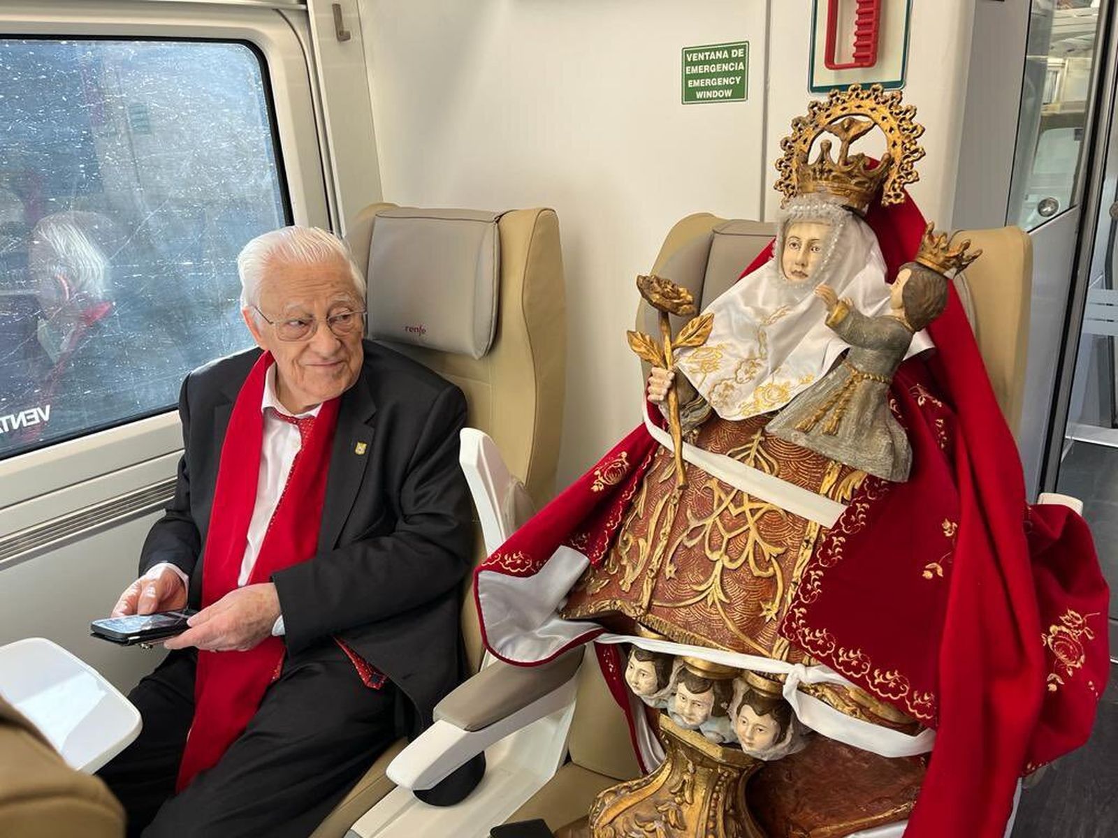El padre Ángel, con la Santina, en el AVE