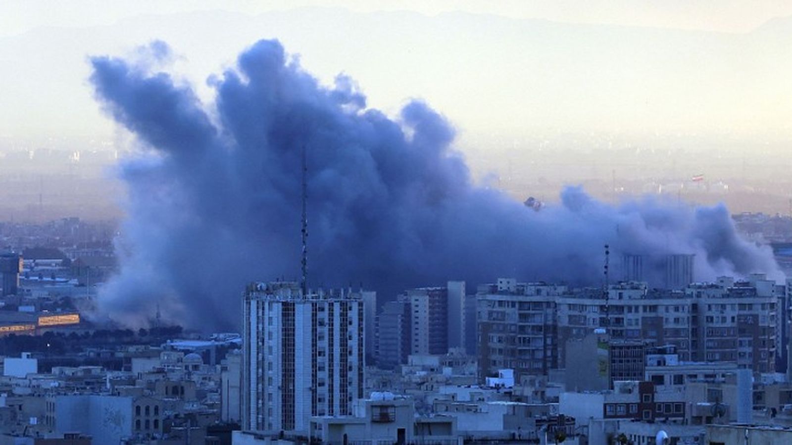 Estados Unidos e Israel atacando el centro de Teherán, capital de Irán. La amenaza de conflictos de gran escala vuelve a aparecer como posibilidad real.