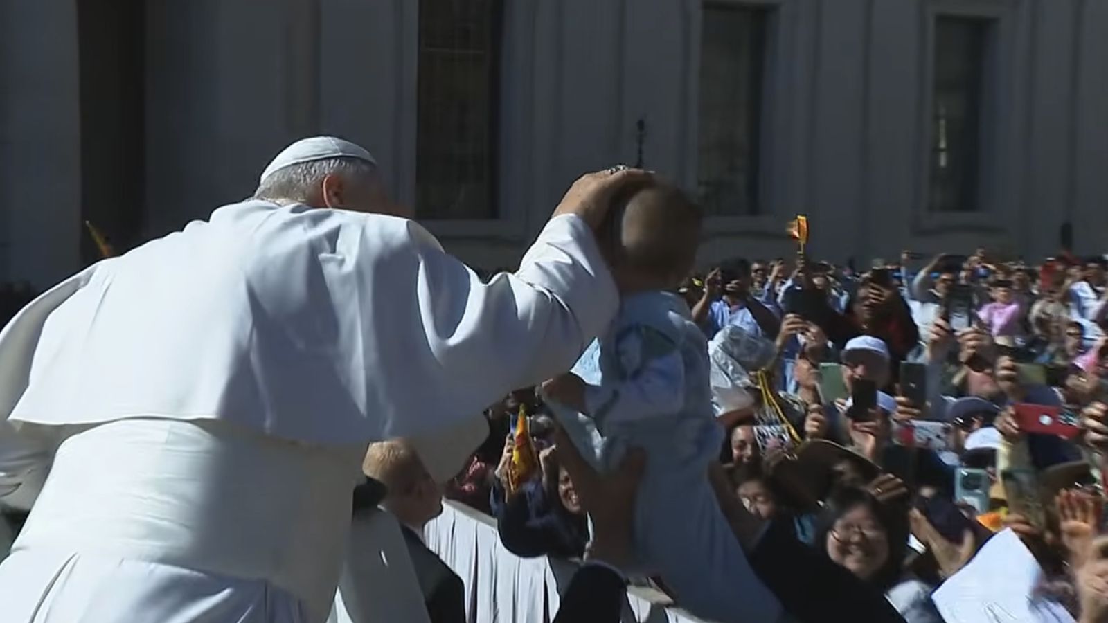 León XIV saluda a un bebé
