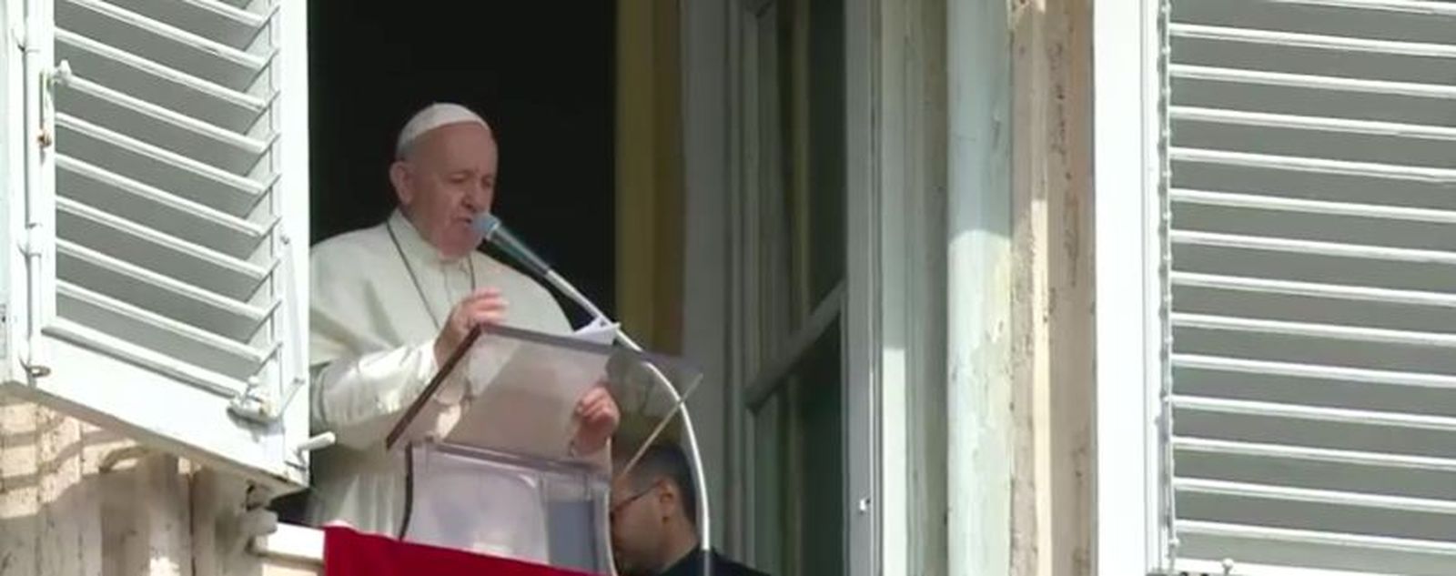 Francisco, durante el rezo del Angelus
