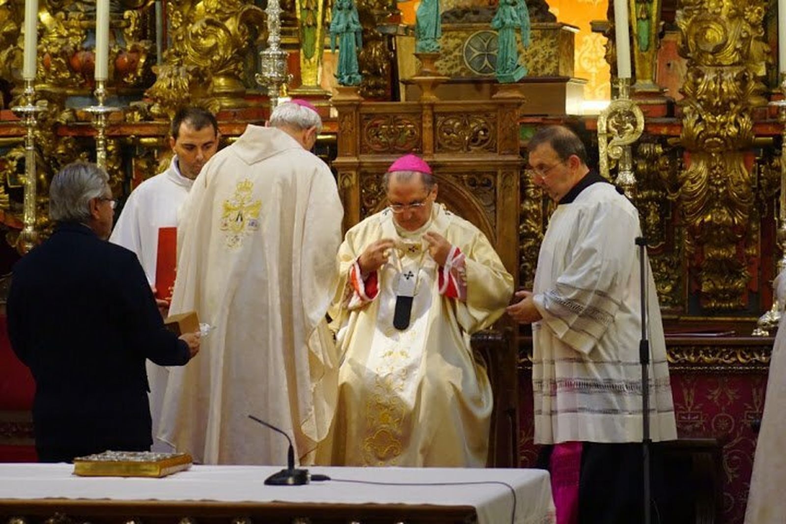Imposición del palio a Celso Morga