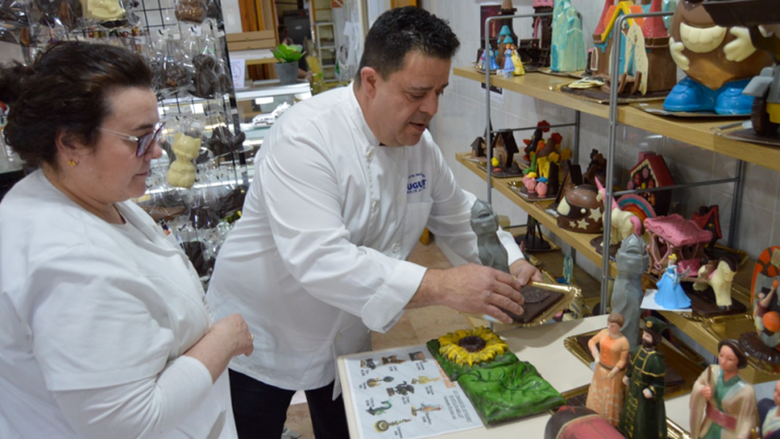 El olor a chocolate llena los obradores del Baix Camp en plena Semana Santa.