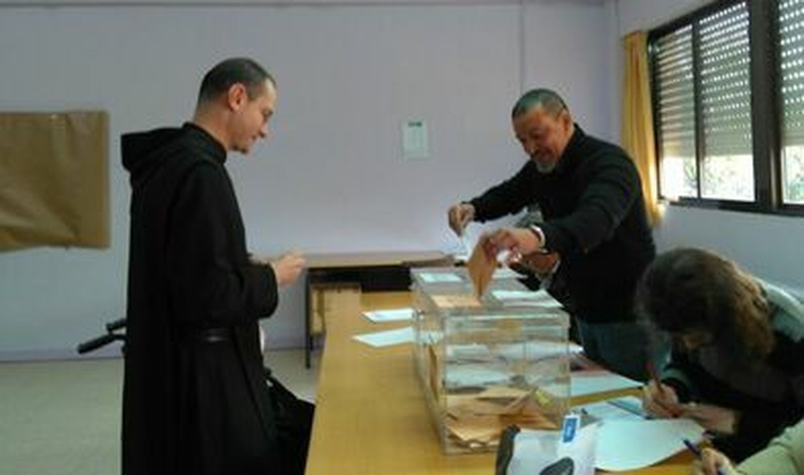 Santiago Cantera vota en San Lorenzo de El Escorial