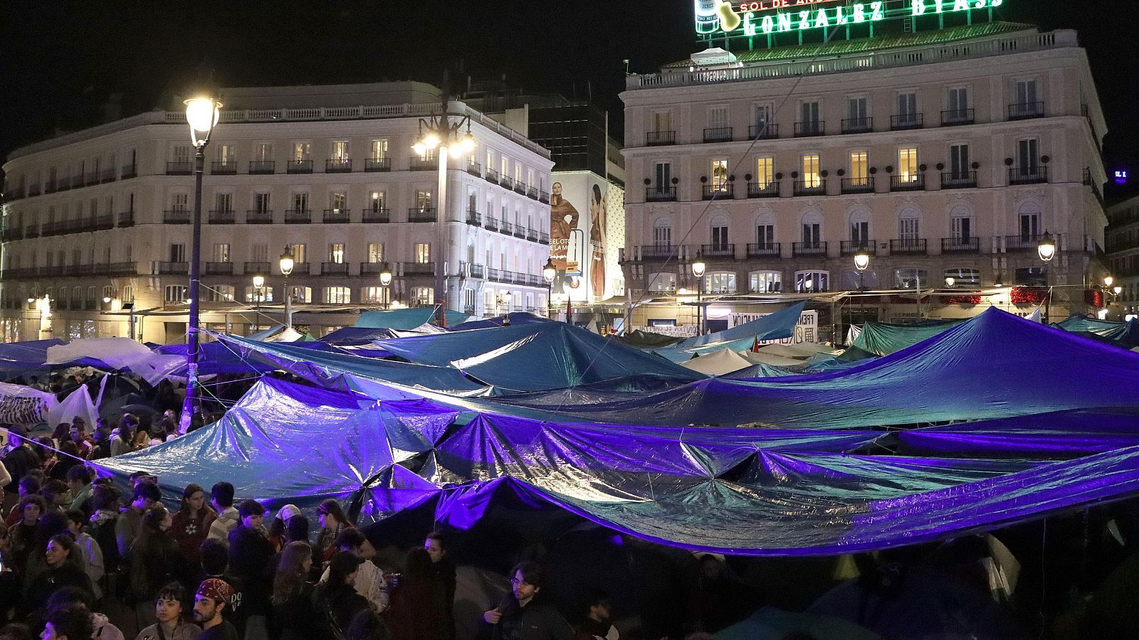 Noche de acampada en la Puerta del Sol, Madrid