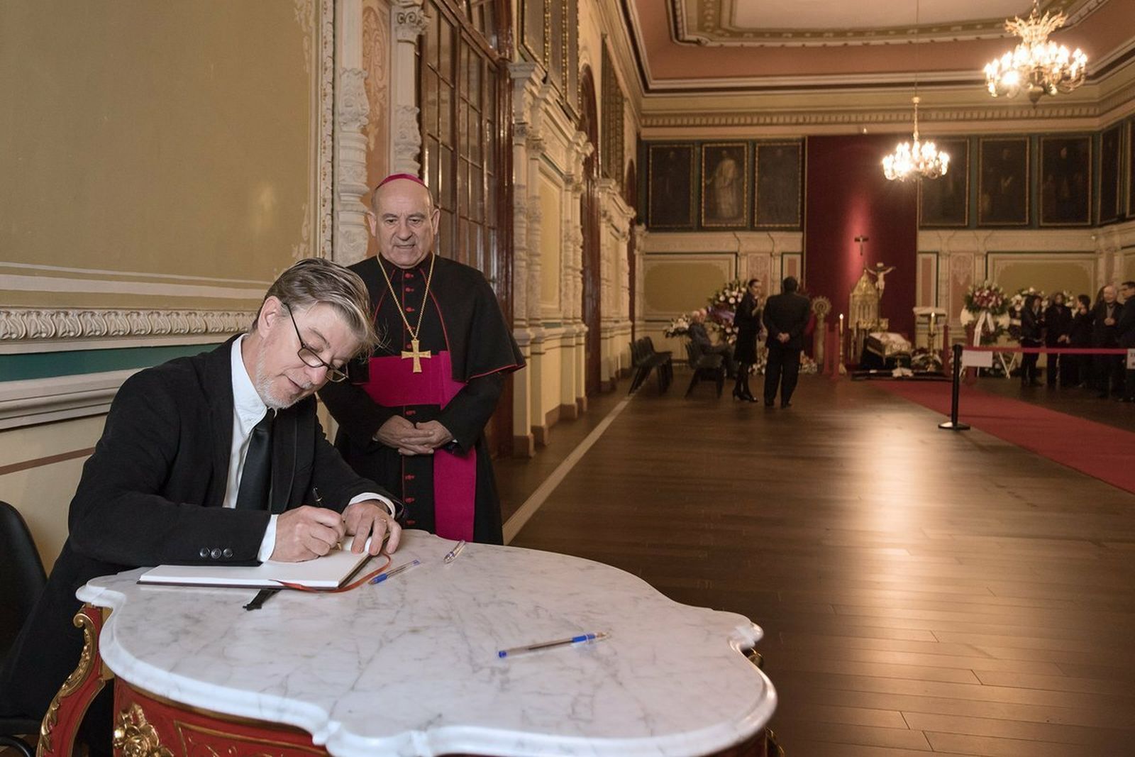 El alcalde de Zaragoza firma en el libro de condolencias