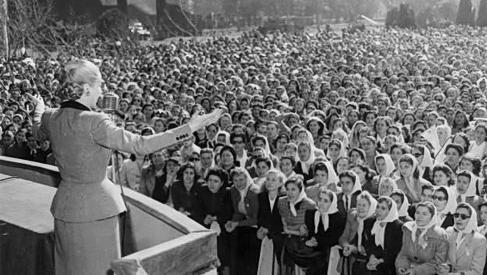 Evita Perón, con el pueblo argentino