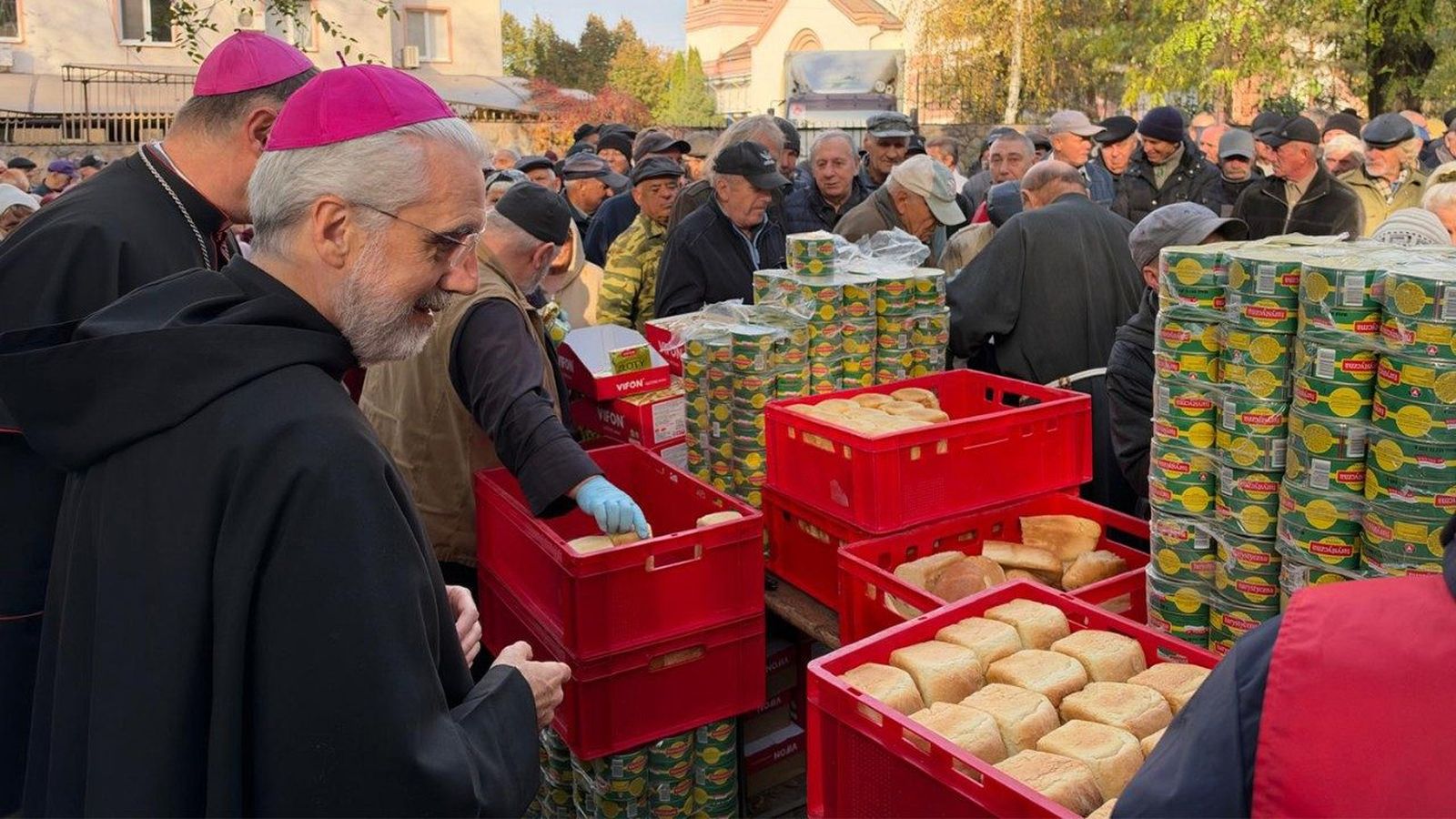 Distribución de pan en Zaporiyia, en las instalaciones de los Padres Albertinos.