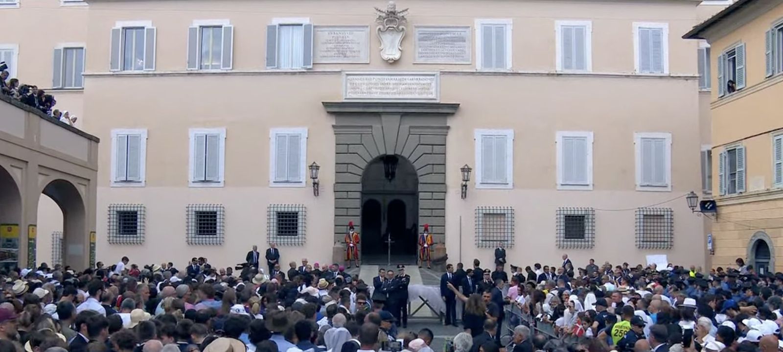 La multitud, esperando a León XIV en Castel Gandolfo