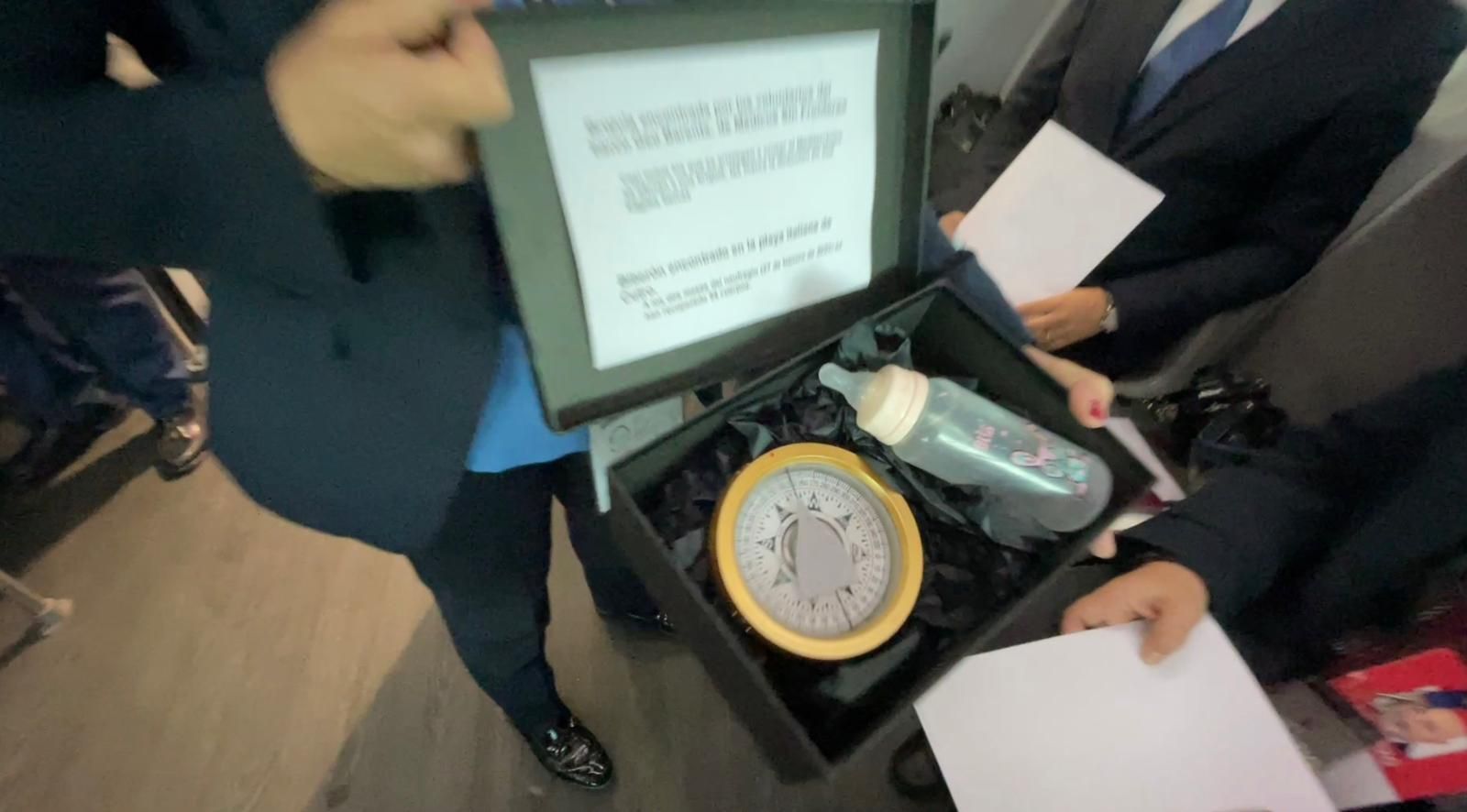 El Papa recibió una brújula y un biberón