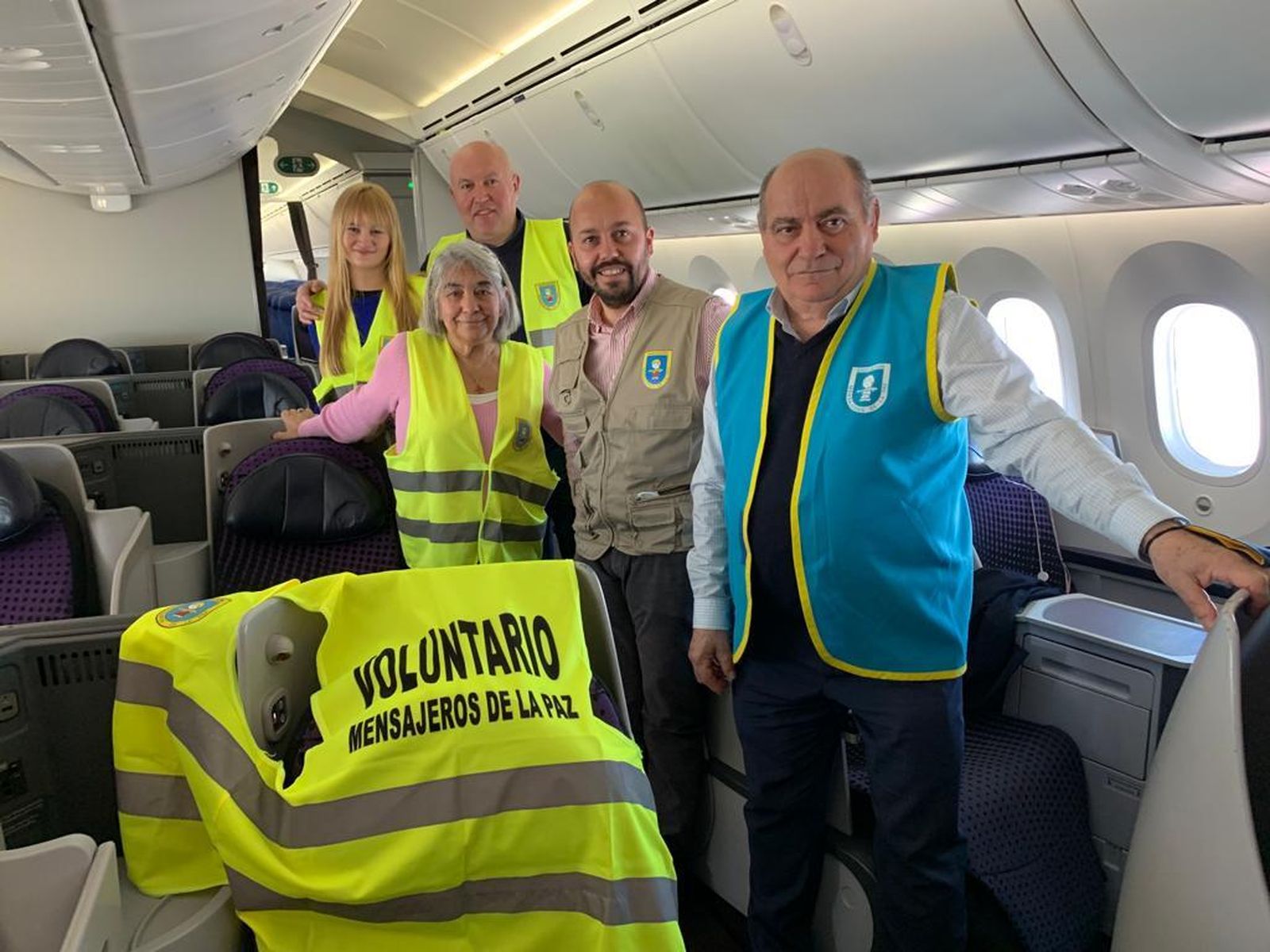 El padre Valentín y Sergio Mella, junto a los voluntarios de Mensajeros