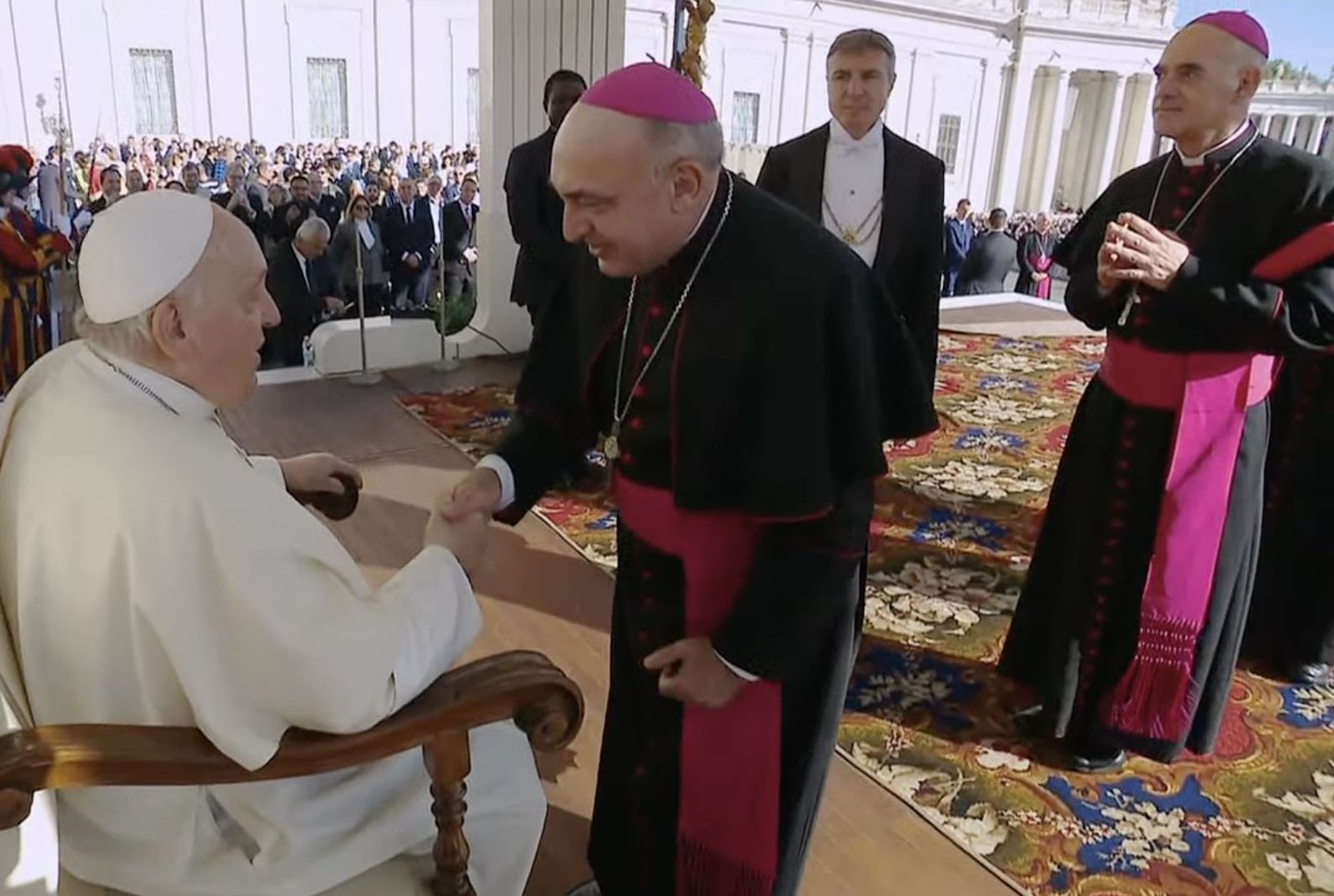 Enriquer Benavent y Arturo Ros saludan al Papa tras la audiencia general
