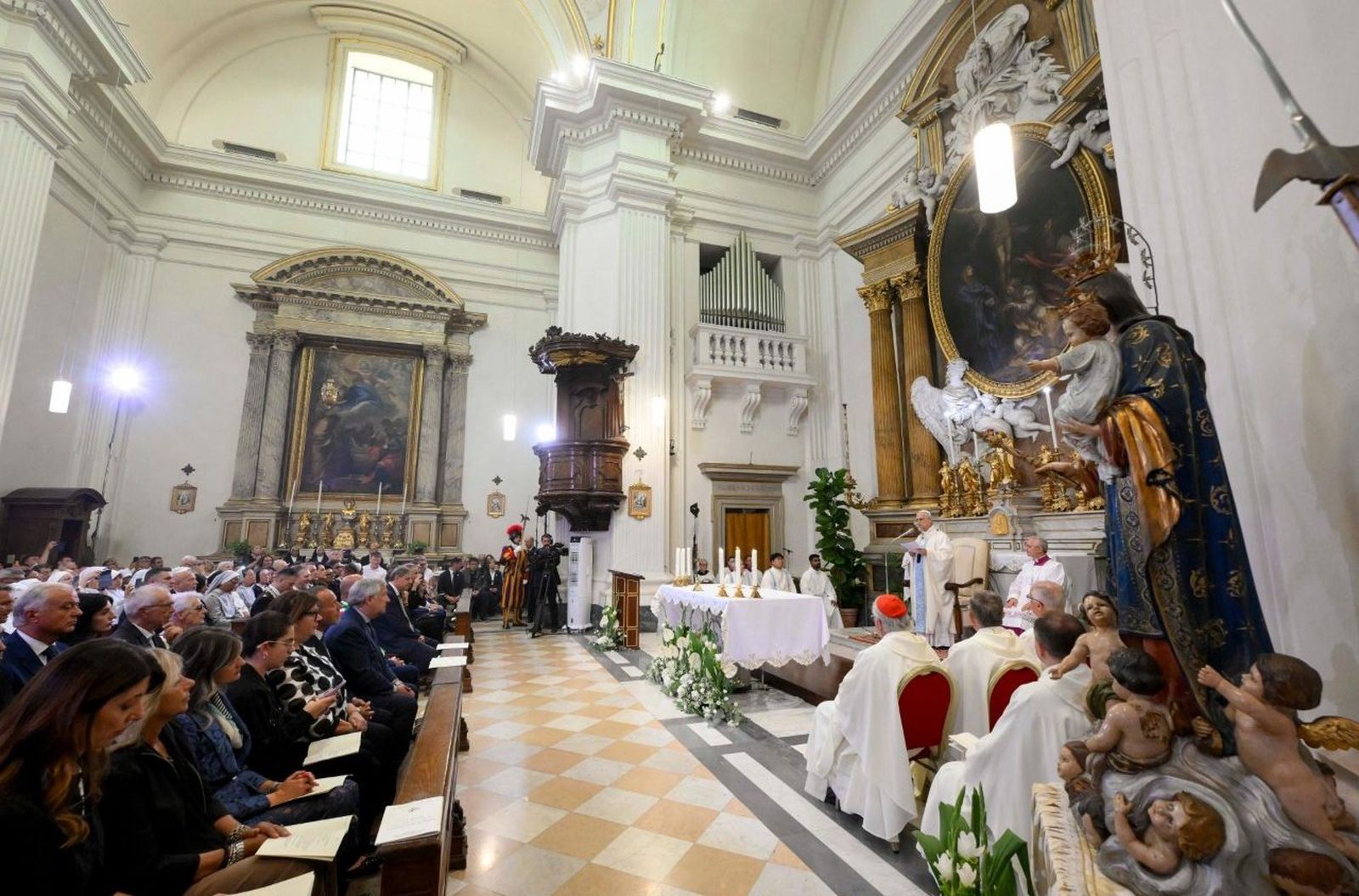 Misa del Papa en la Parroquia Pontificia de Santo Tomás de Villanova, en Castel Gandolfo. Archivo.