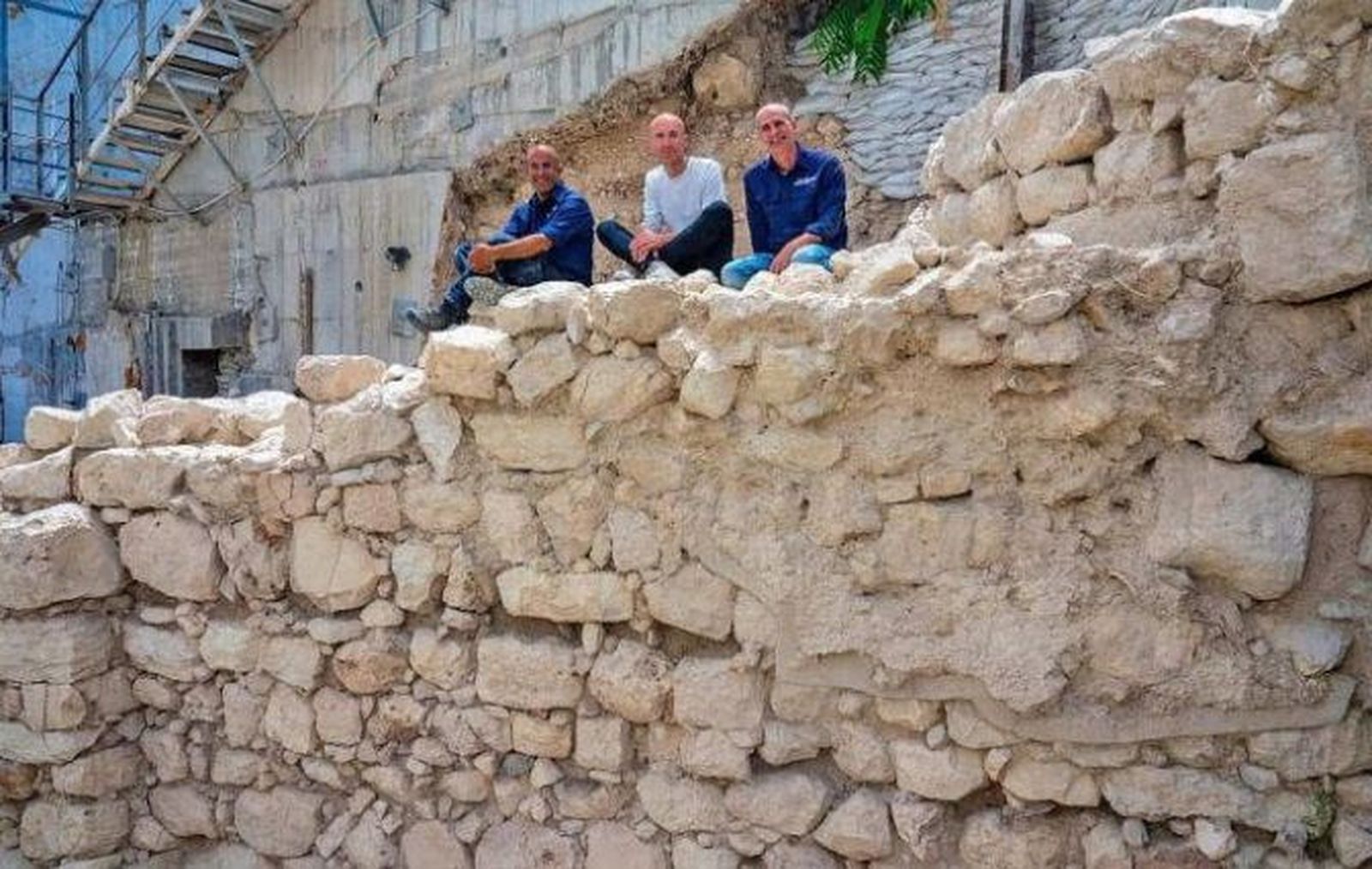 Invstigadores, en el muro de Jerusalén