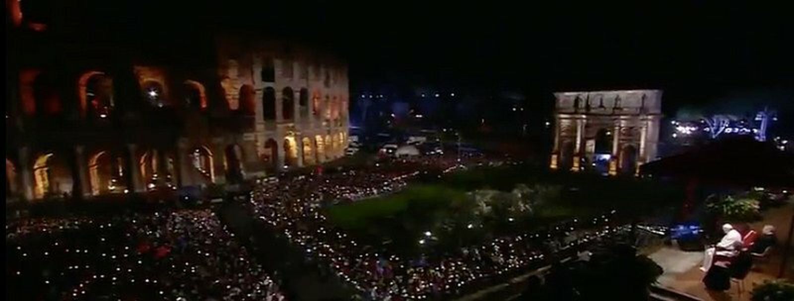 Francisco contempla el Via Crucis desde el Palatino