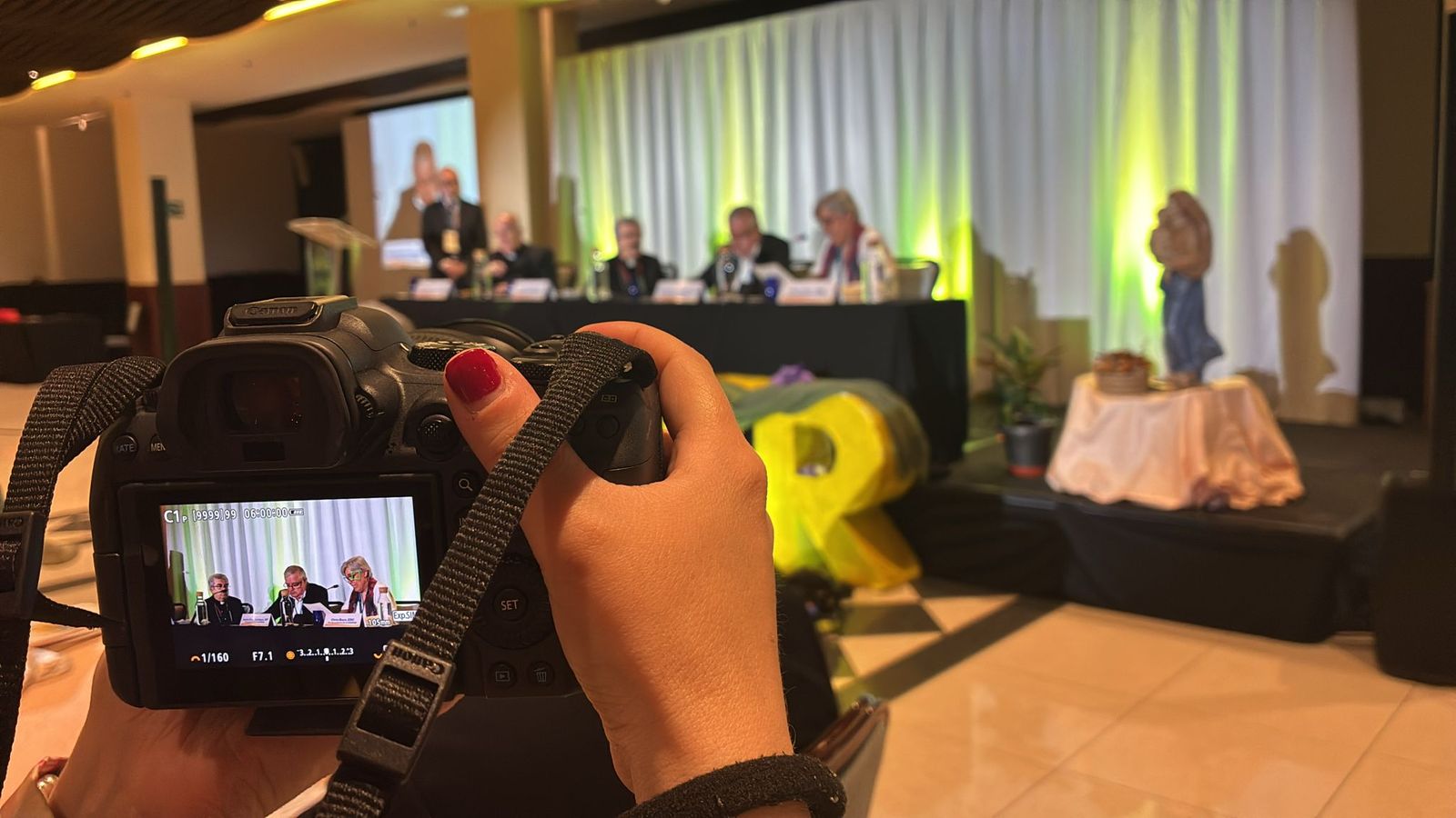 Mesa presidencial en la Asamblea de CONFER