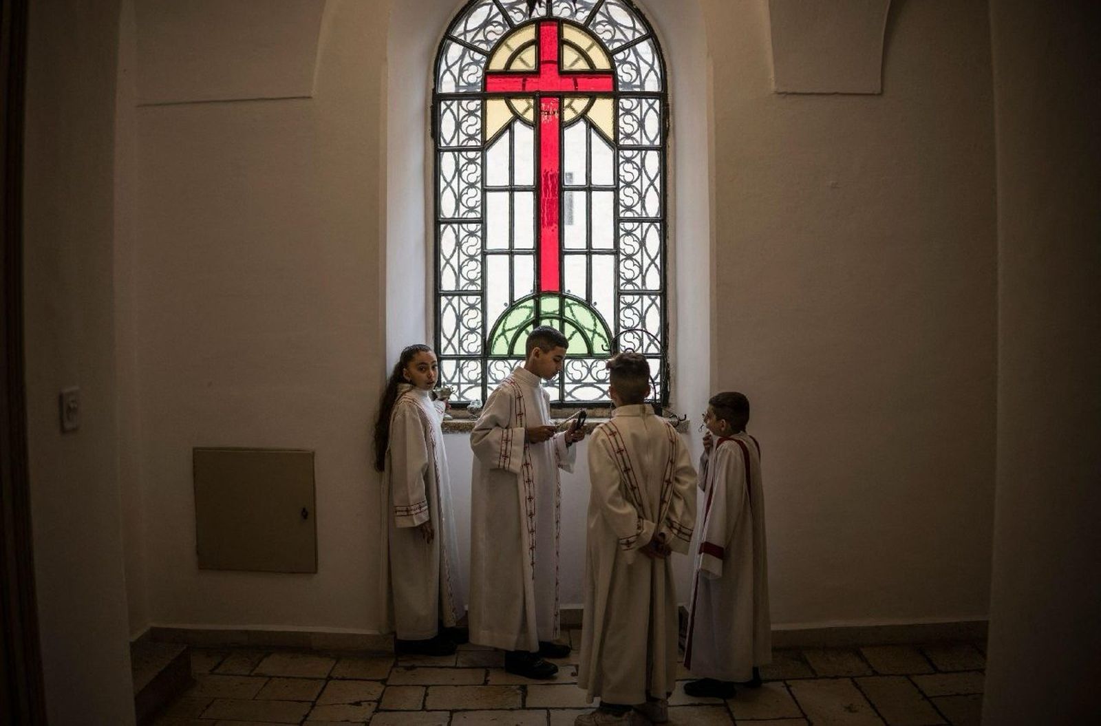 Monaguillos en la iglesia de San Salvador en la Ciudad Vieja de Jerusalén, 2 de abril de 2026