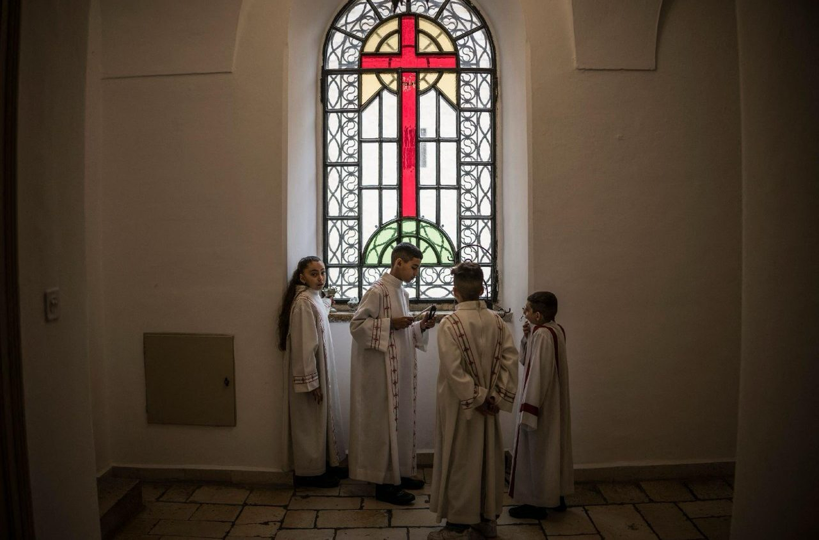 Monaguillos en la iglesia de San Salvador en la Ciudad Vieja de Jerusalén, 2 de abril de 2026