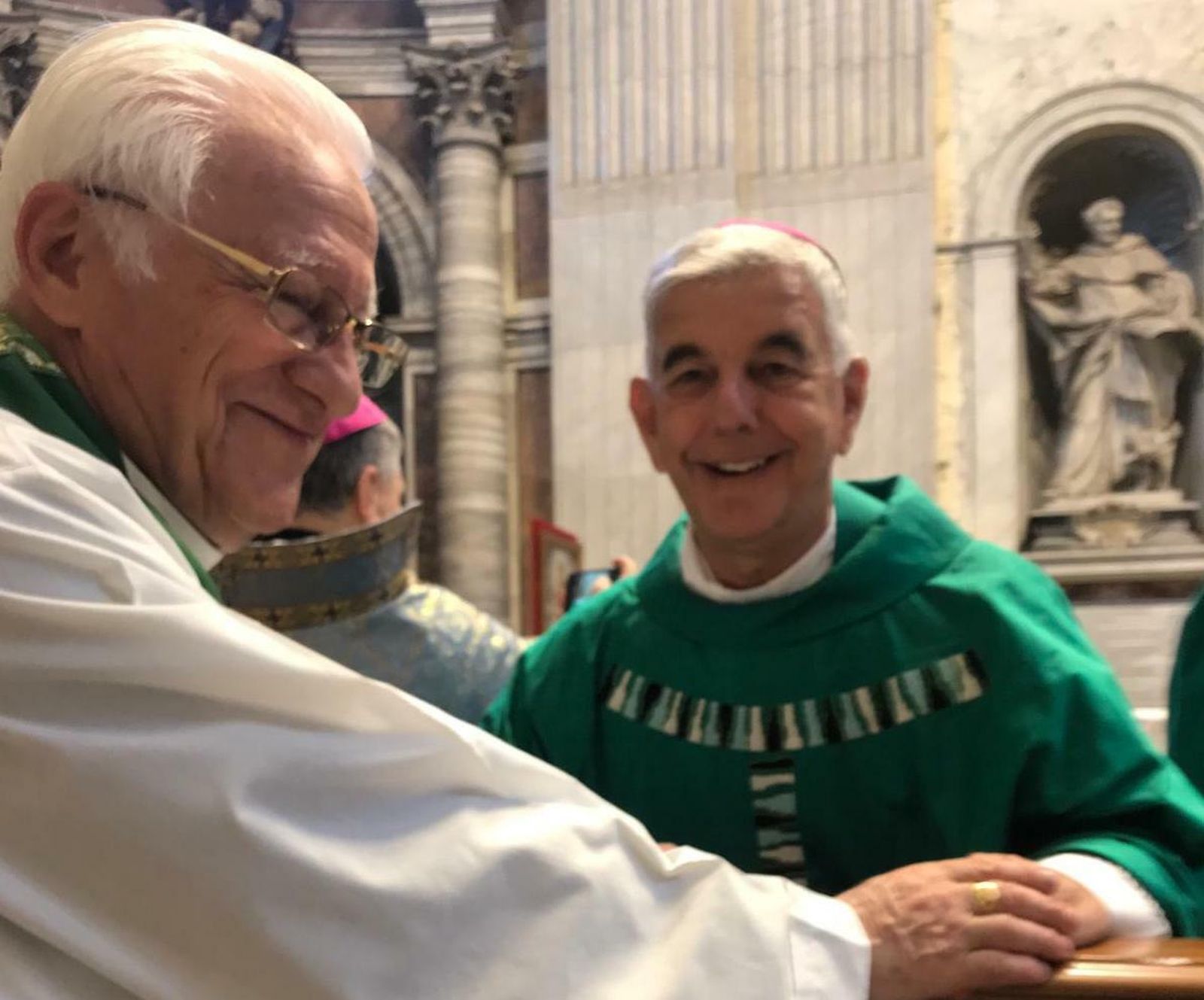 El Padre Ángel y Kike Figaredo, antes de la misa con el Papa