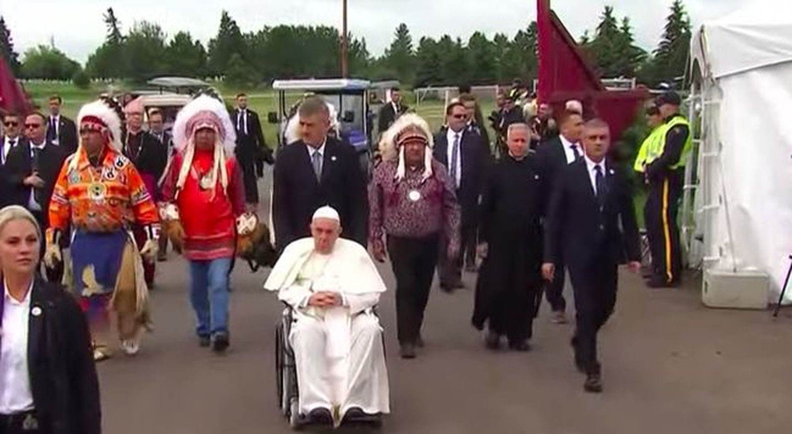 Francisco, acompañado por los líderes de los pueblos originarios