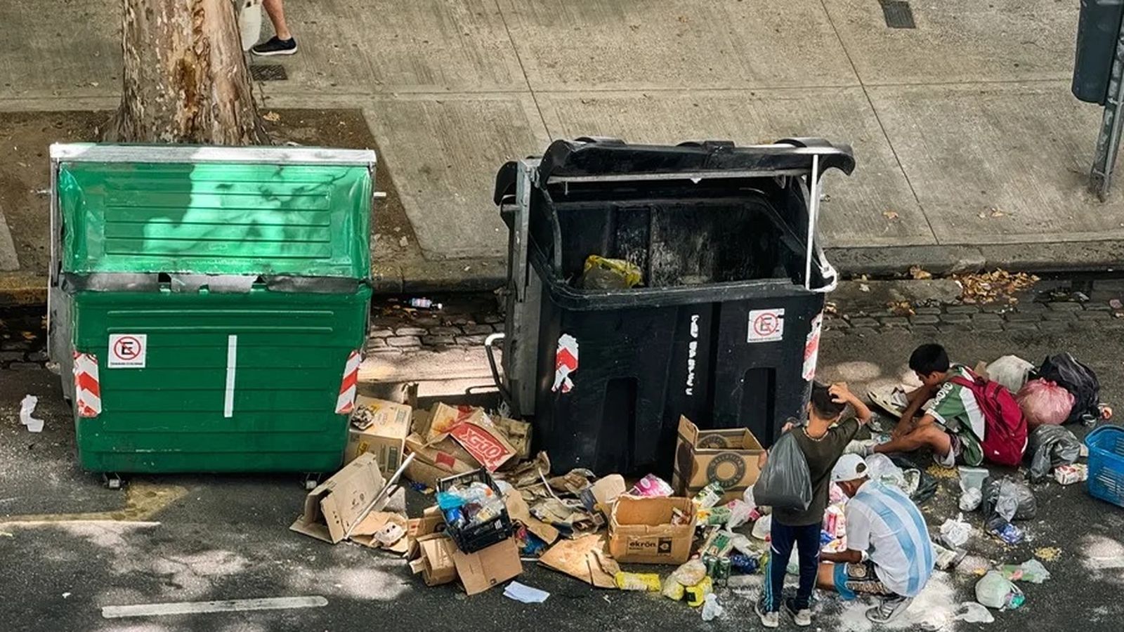 Personas revisan la basura el 13 de febrero de 2026