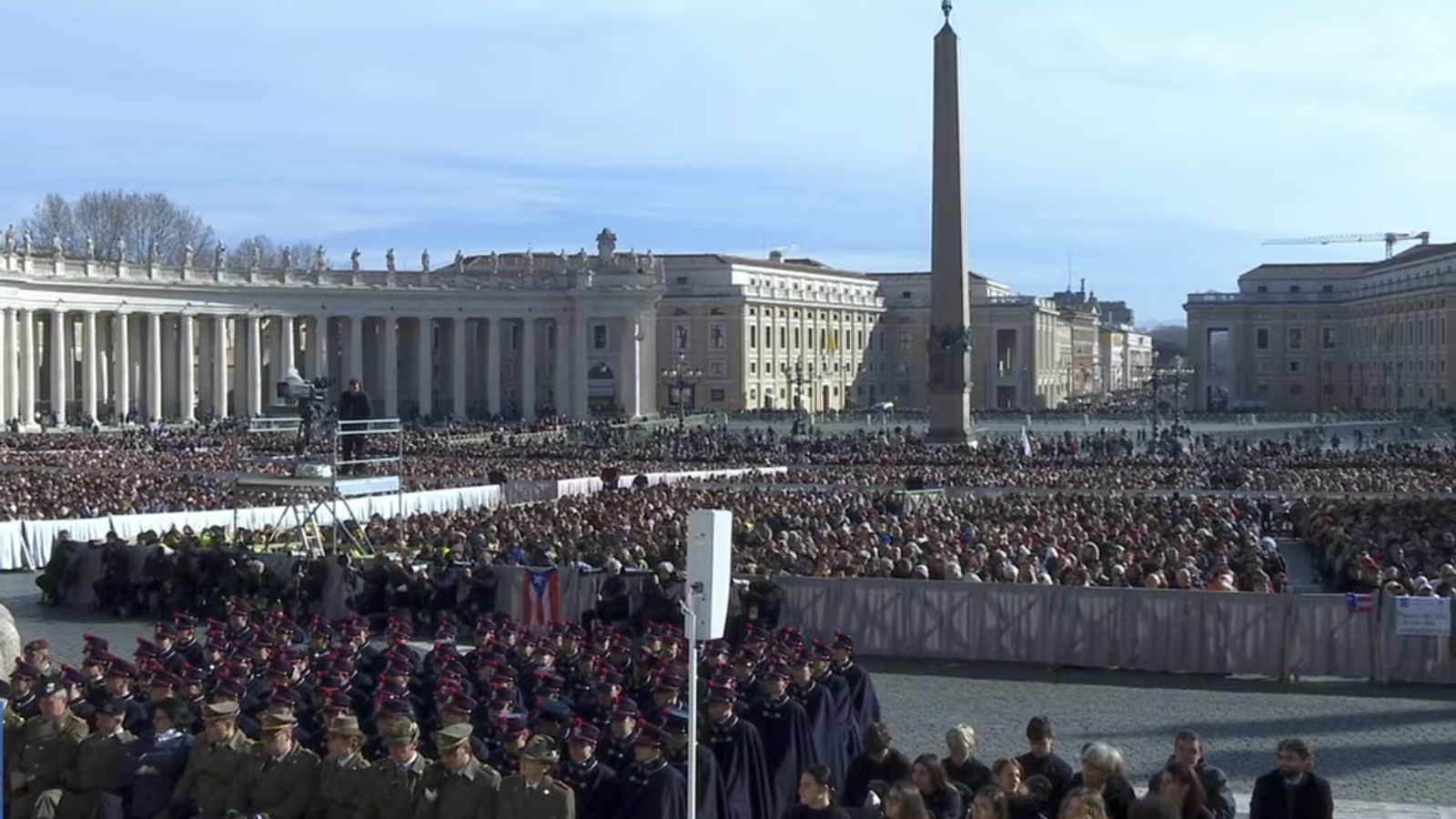 Fieles en la plaza de San Pedro