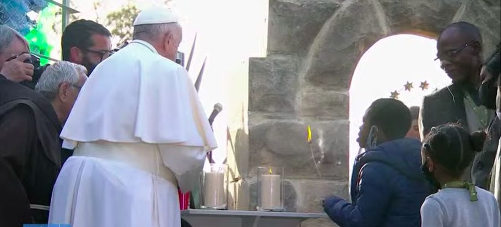 El Papa y una familia de migrantes encendieron una vela a María