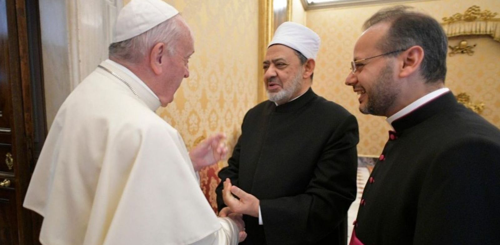 El Papa saluda al Gran Iman Al-Tayeb