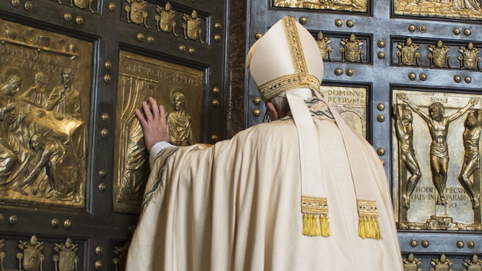 Francisco abre la Puerta Santa de la Misericordia. 2015.